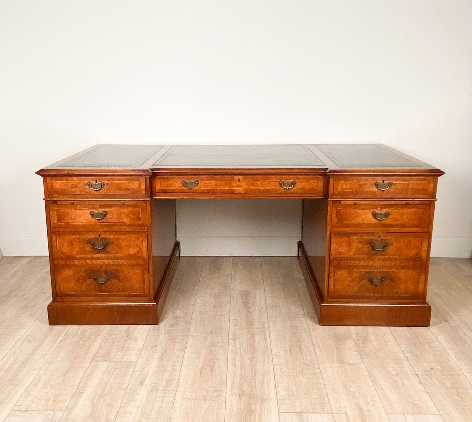 Top 6 Best Ways to Style Antique Furniture for Interior Designers in the Bay Area