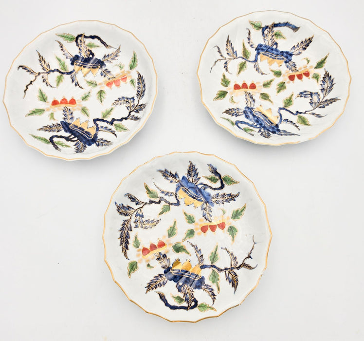 Set of Three Duesbury Derby Imari Porcelain Low Bowls Decorated with Chestnuts, 18th century
