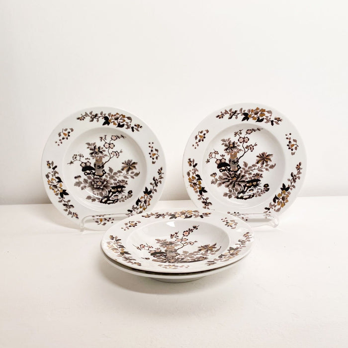 Set of Four Chamberlains Worcester "Chinese Vase" Pattern Soup Bowls, England circa 1815